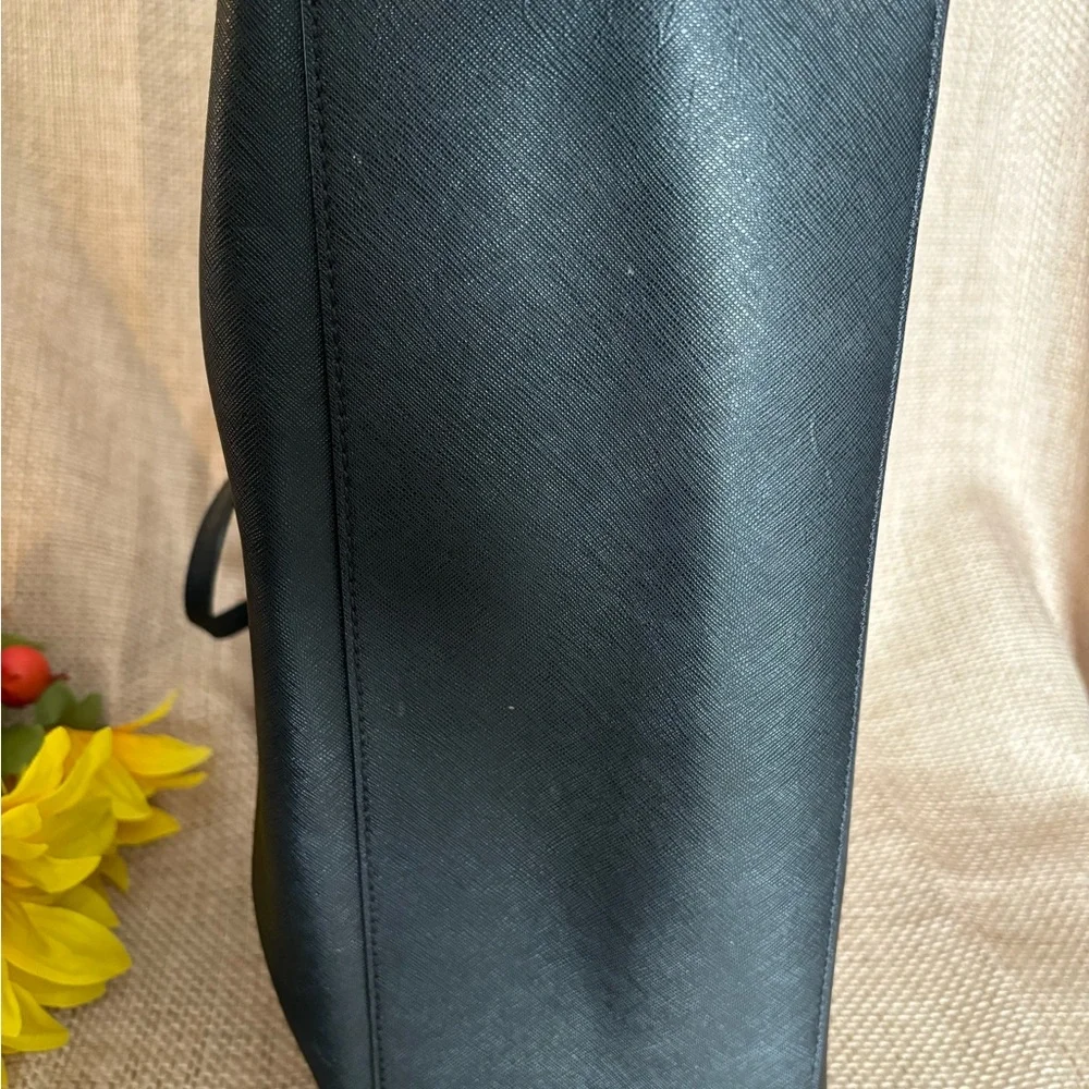 Large black Michael Kors tote bag with gold hardware EUC - Picture 9 of 9